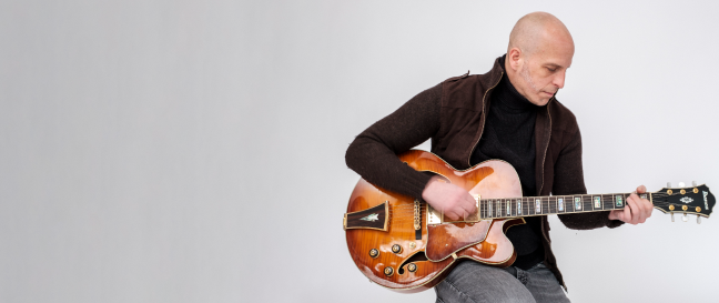 Mann mit E-Gitarre