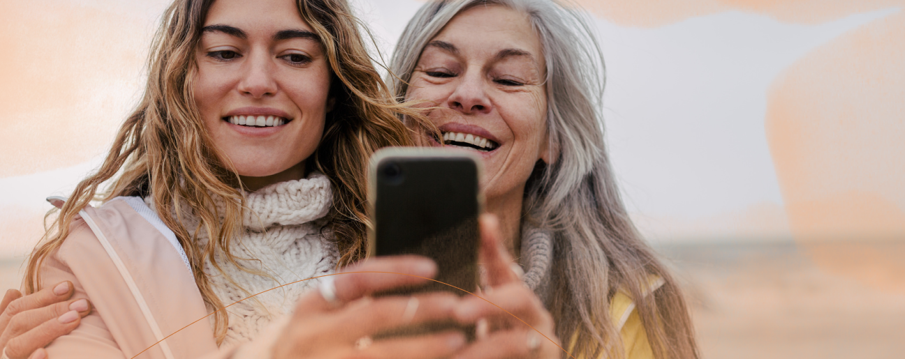bild-frauen-lachen-vor-smartphone