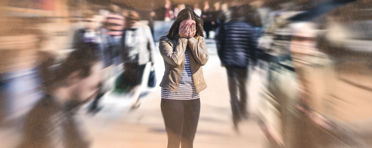 Bild-Frau-in-Fußgängerzone-Hände-vor-Gesicht