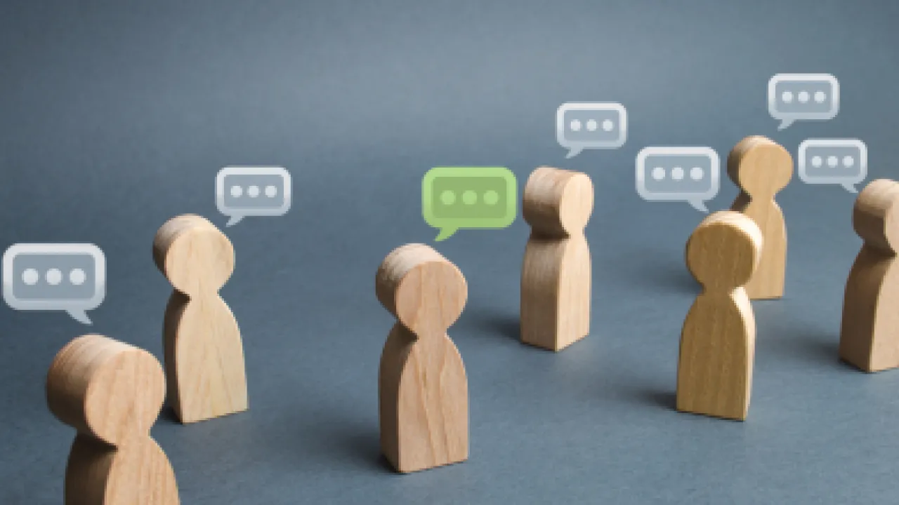 Bild-Holzfiguren-Sprechblasen