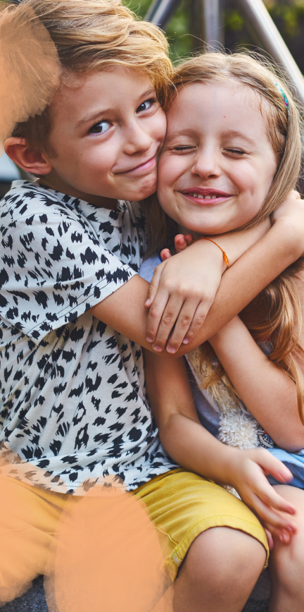 Junge-umarmt-Mädchen