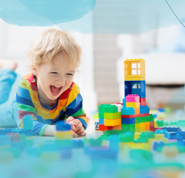 Bild-Kind-spielt-mit-Bauklötzen