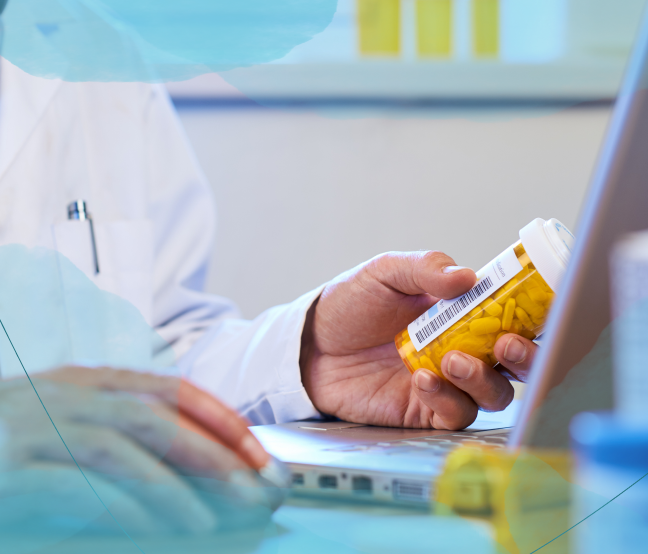 Bild-Arzt-betrachten-Tabletten