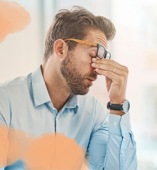 Bild-Mann-reibt-Augen