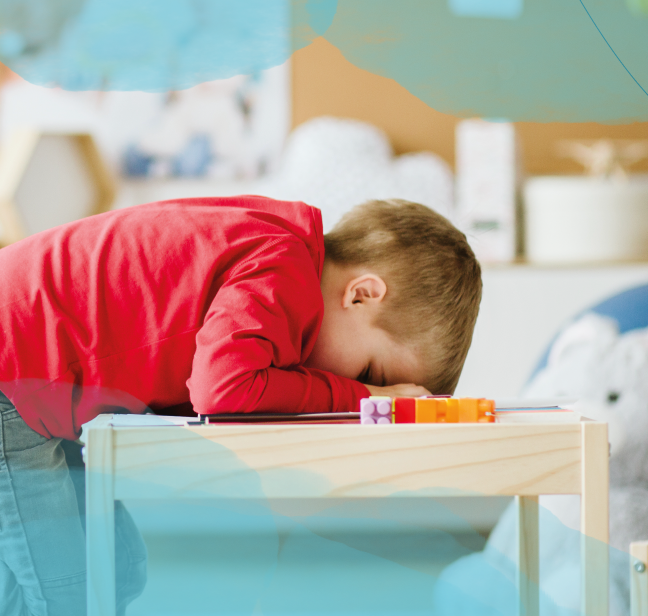 Bild-Kind-Kopf-auf-Spielzeug