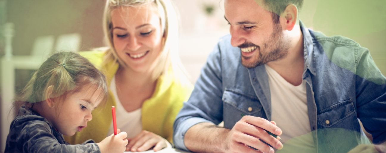Bild-Familie-malt-und-lacht