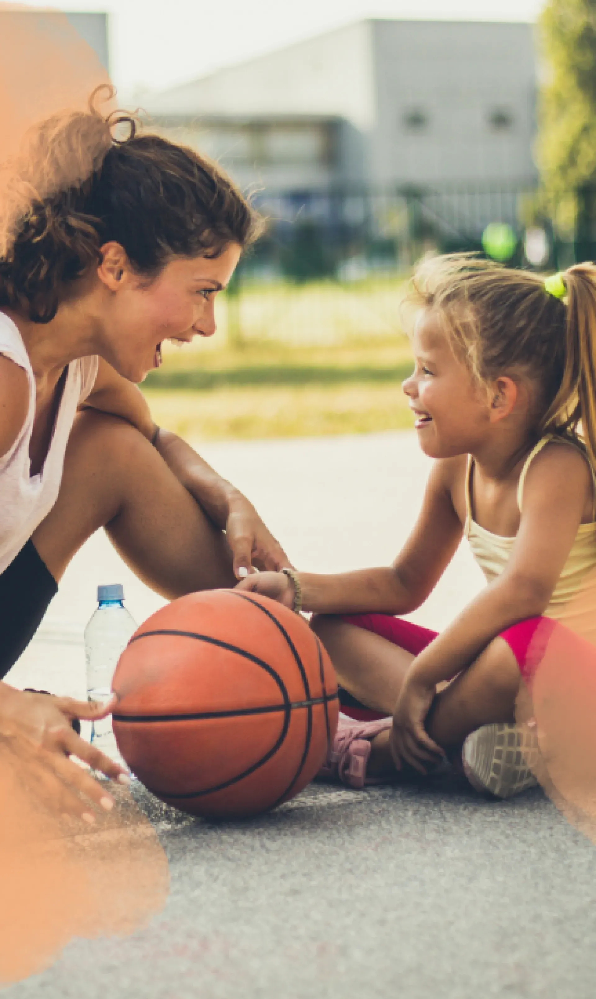bild-frau-kind-lachen-beim-sport