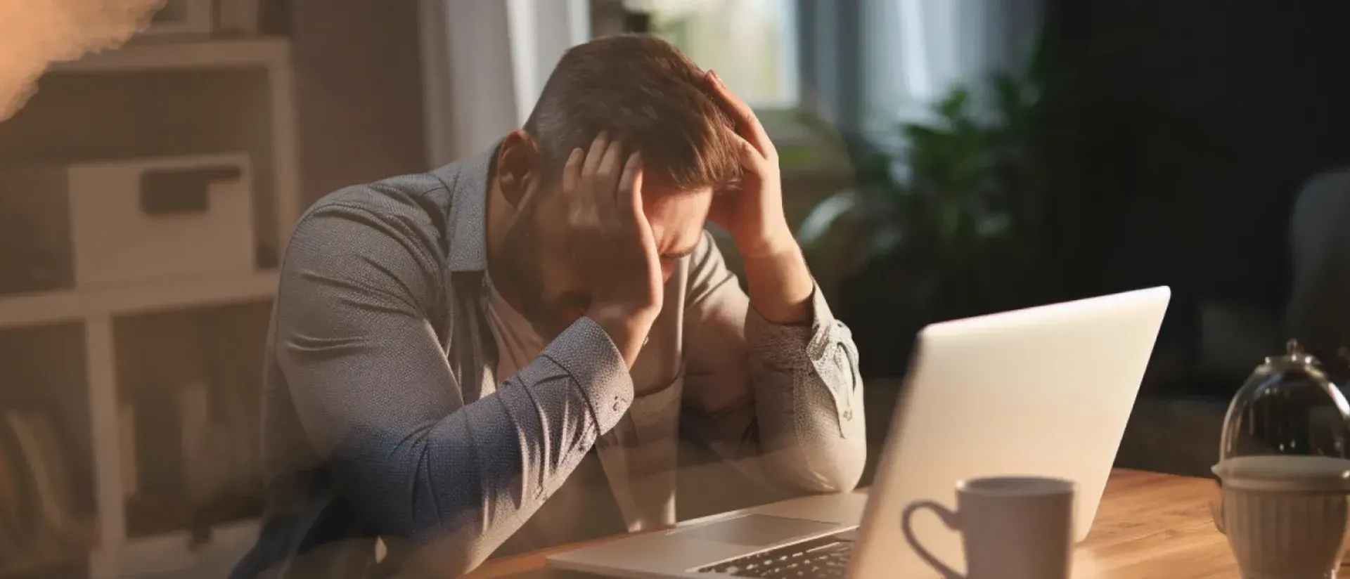 Bild-Mann-Kopf-in-Händen-vor-Computer