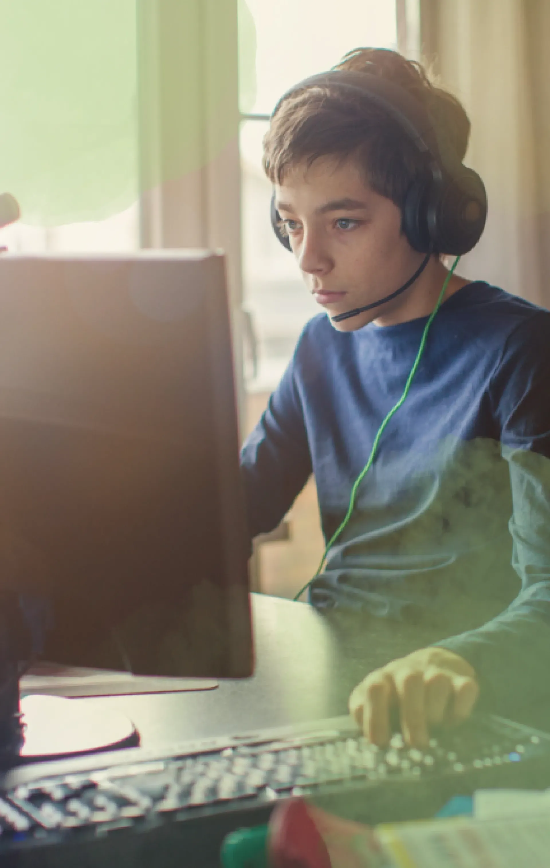 Bild-Junge-vor-Computer