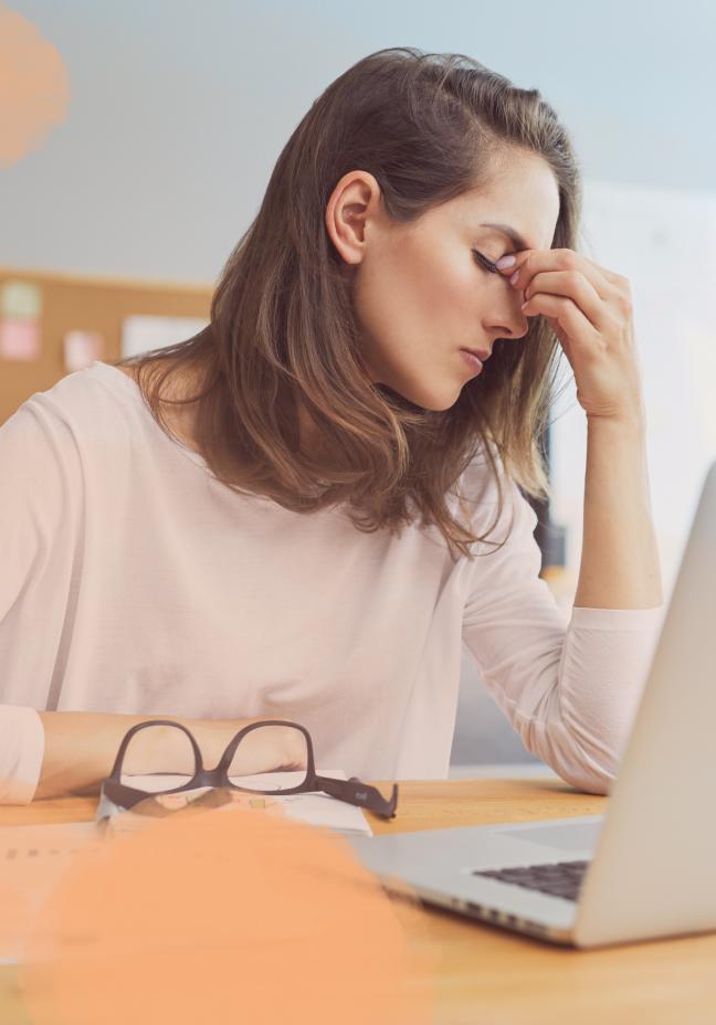 Bild Frau reibt Augen vor Computer