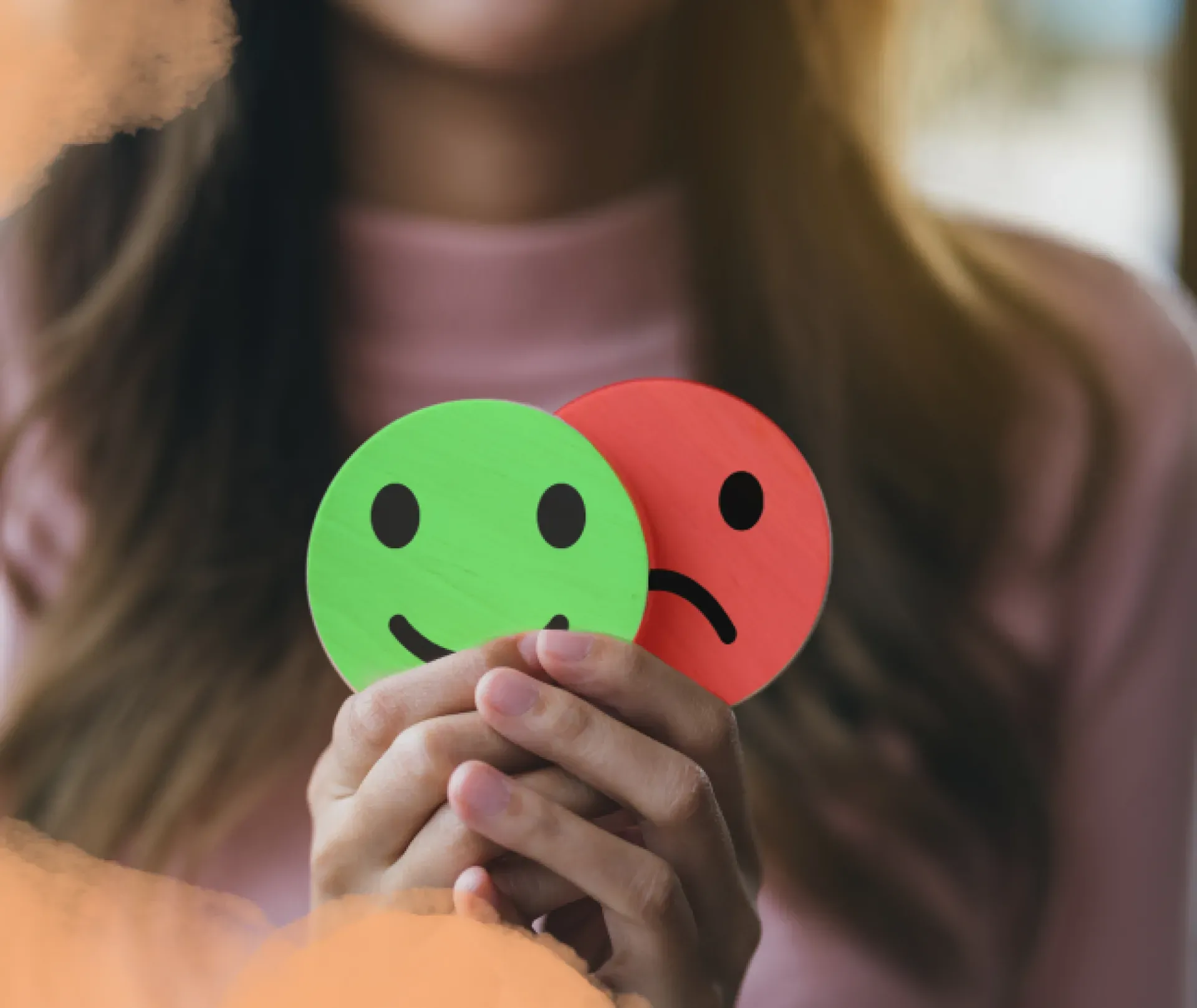 Bild-Frau-Smileys-in-Hand