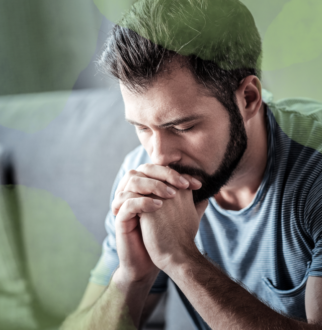 Bild-Mann-nachdenklich-mit-gefalteten-Händen