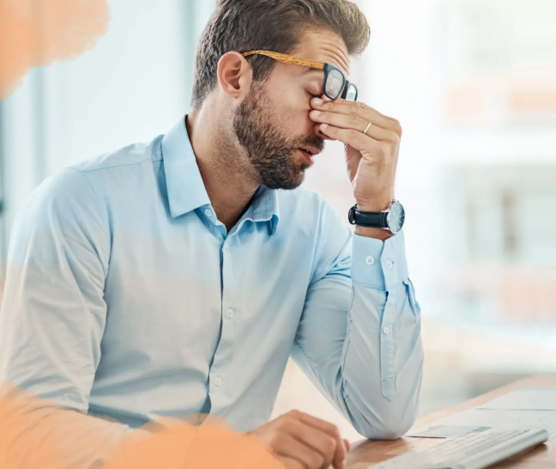 Bild-Mann-reibt-Augen