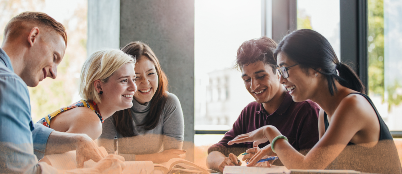 Bild-junge-Menschen-Gespräch-lernen