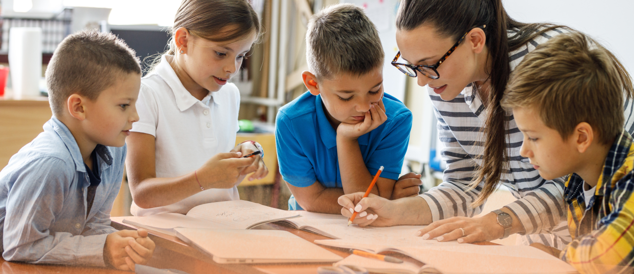 Bild-Frau-Kinder-malen