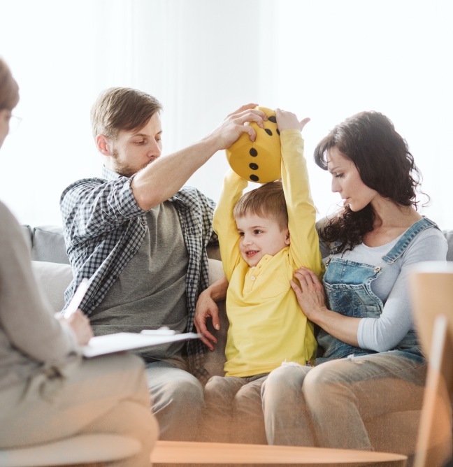 Bild-Familie-Junge-spielt