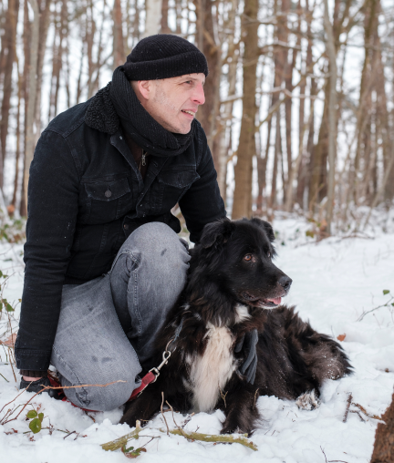 Bild-Mann-Hund-Wald-Schnee