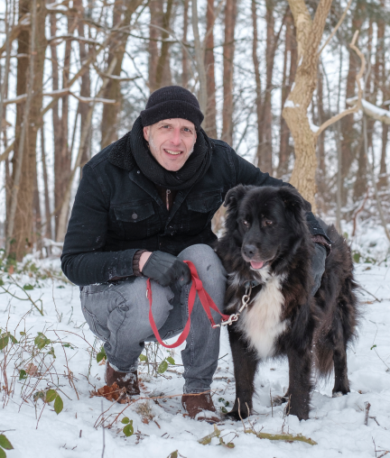 Bild-Mann-Hund-Wald-Schnee