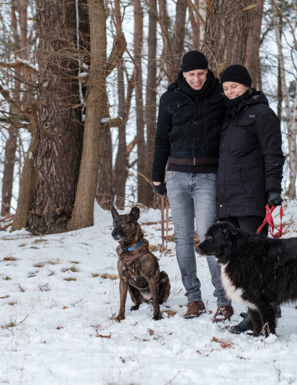 Bild-Mann-Frau-Hunde-Wald-Schnee
