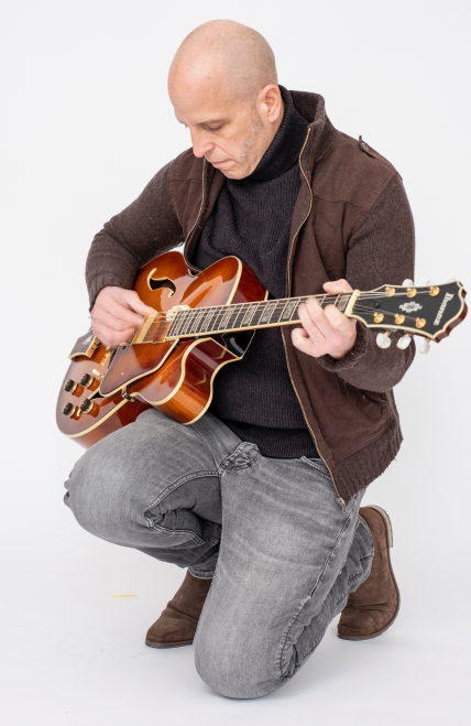 Bild-Mann-Gitarre-spielen