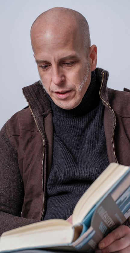 Bild-Mann-Buch-lesen