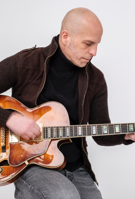 Bild-Mann-Gitarre-spielen