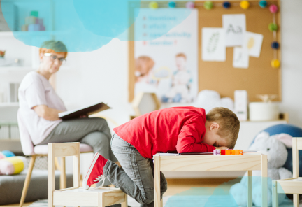 Bild-Kind-Kopf-auf-Tisch