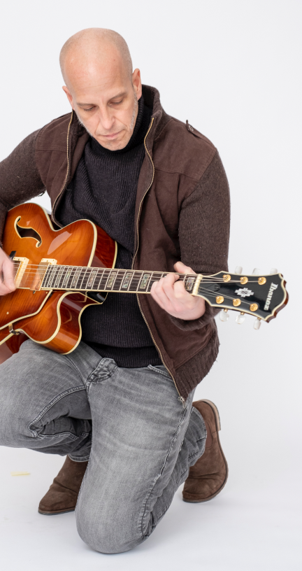 Bild-Mann-Gitarre-spielen