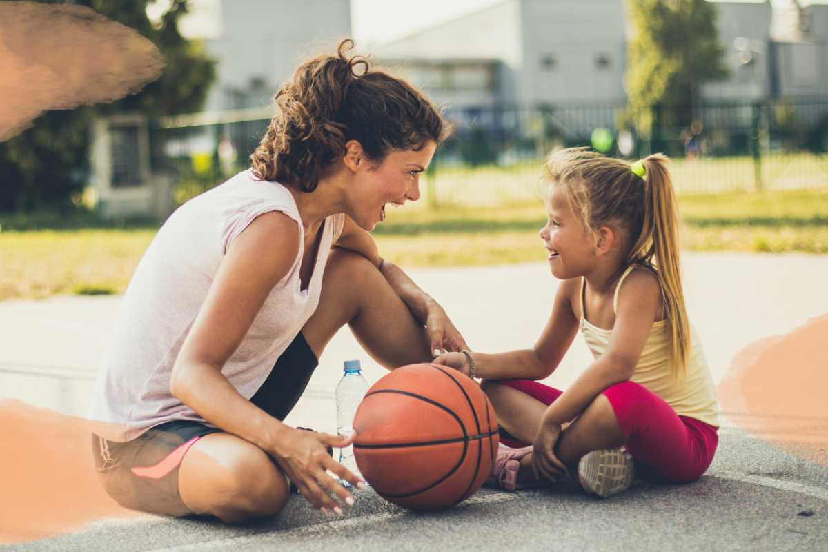 bild-frau-kind-lachen-beim-sport