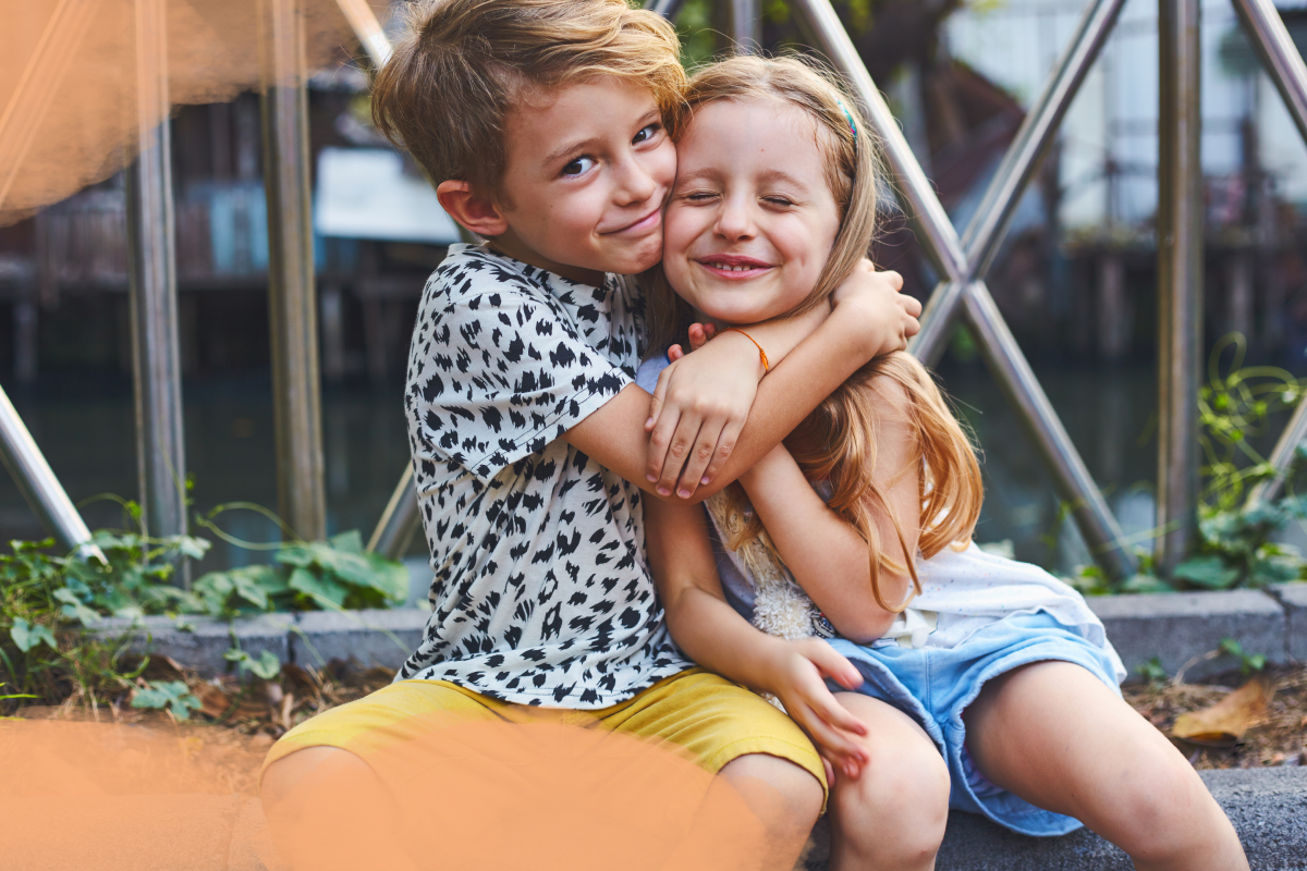 Junge-umarmt-Mädchen