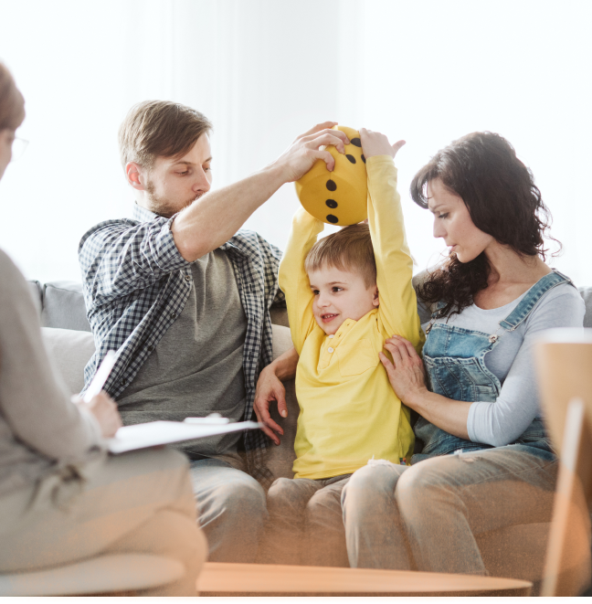 Bild-Familie-Junge-spielt