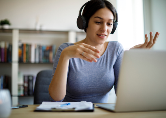 Bild-Frau-redet-Headset