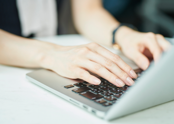 Bild-Hände-liegen-auf-Laptop