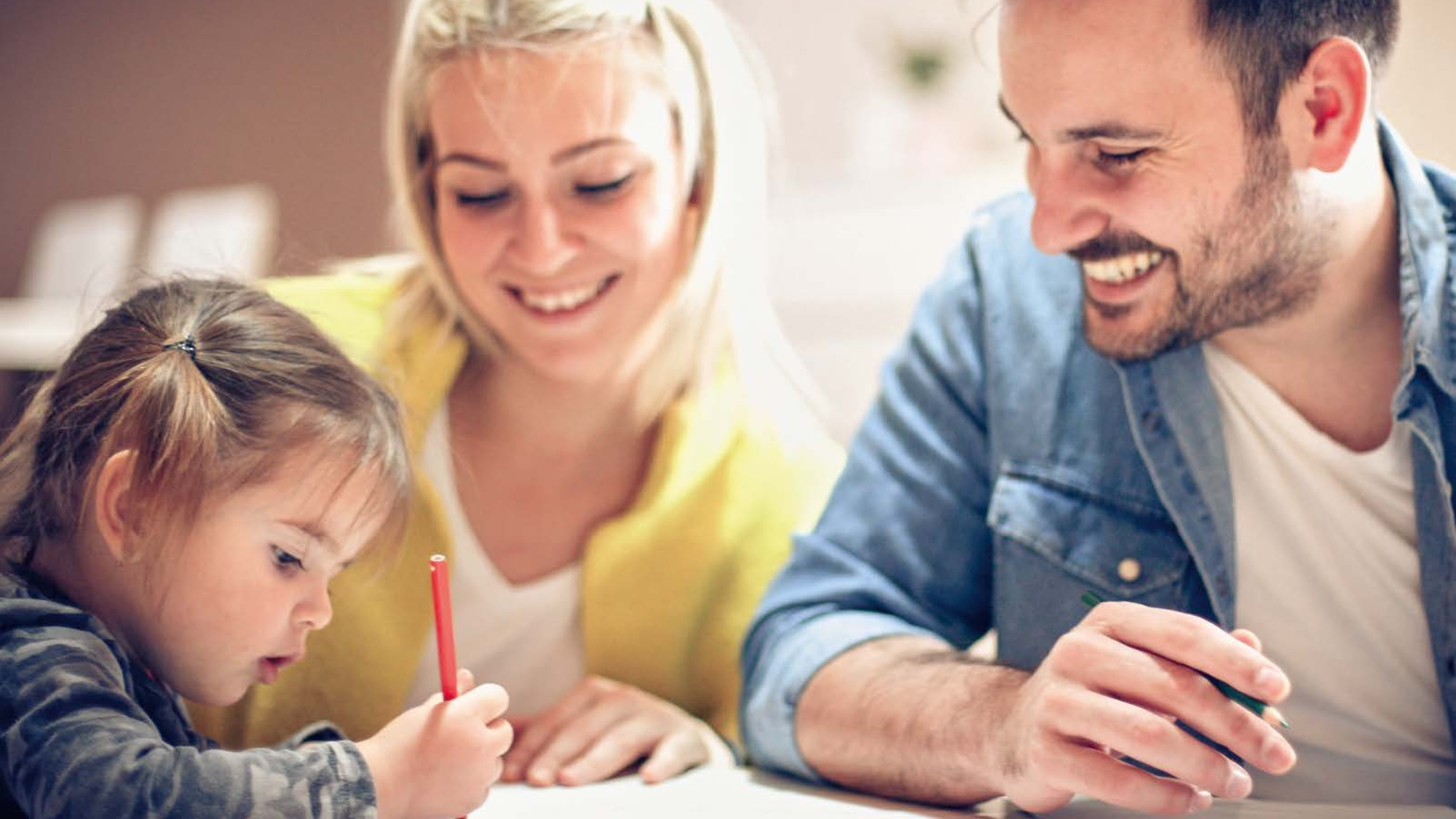 Kind und Angehörige am Tisch