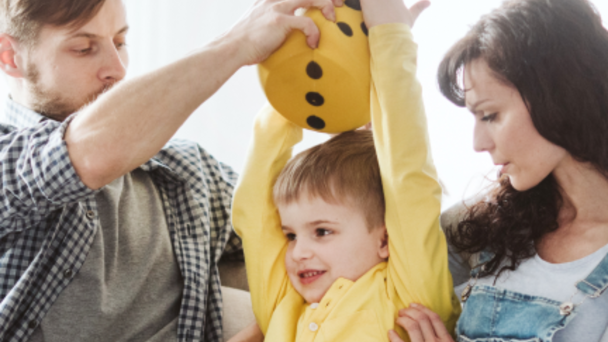 Bild-Familie-Junge-spielt