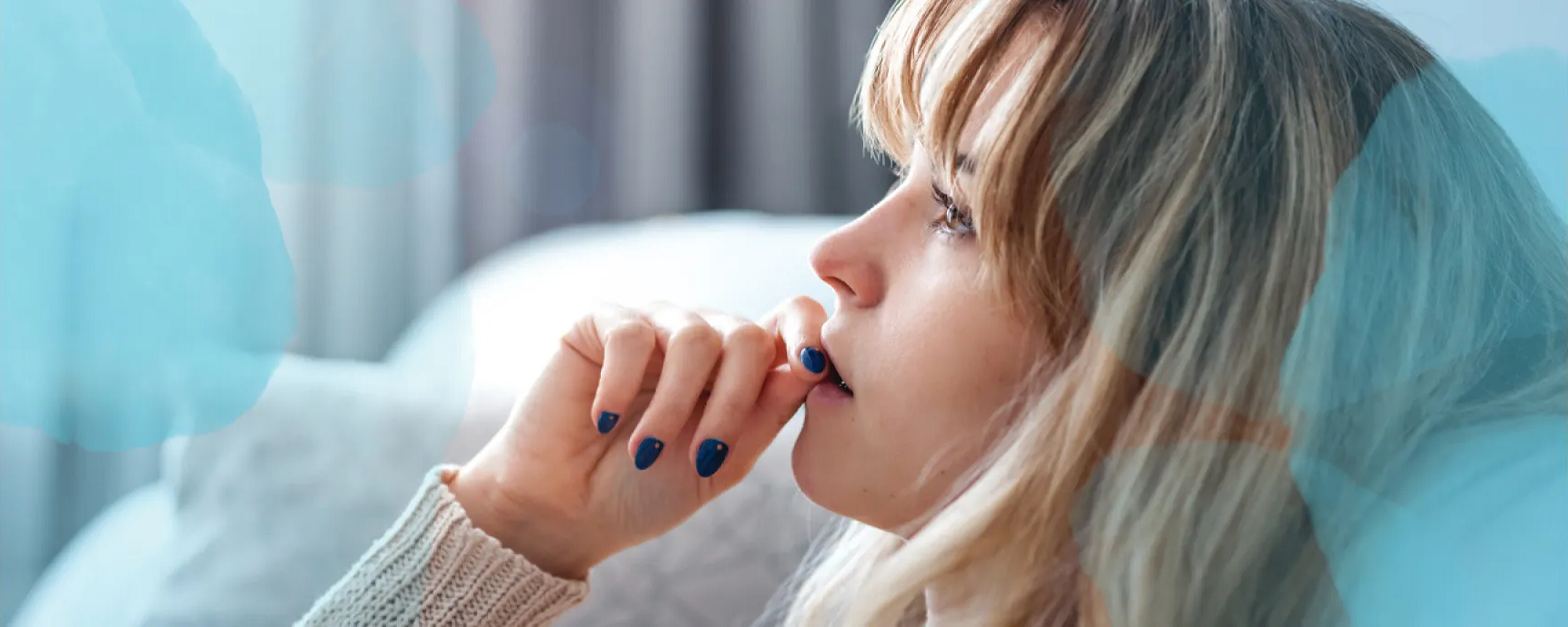 Frau schaut nachdenklich