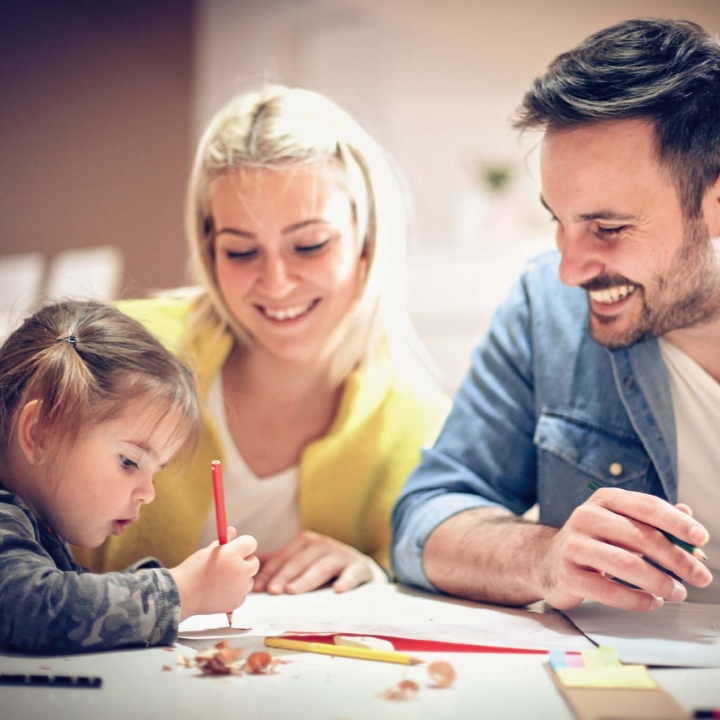 Kind und Angehörige am Tisch